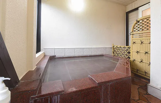 温泉掛け流しの100％天然温泉が楽しめる和室