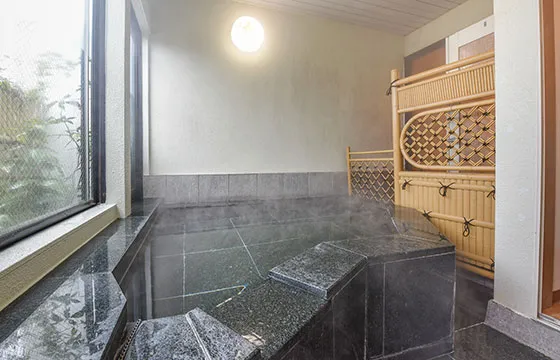 温泉掛け流しの100％天然温泉が楽しめる和室