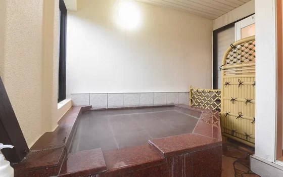 温泉掛け流しの100％天然温泉が楽しめる和室