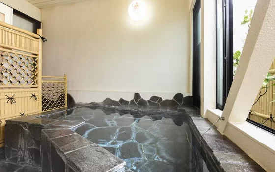 温泉掛け流しの100％天然温泉が楽しめる和室